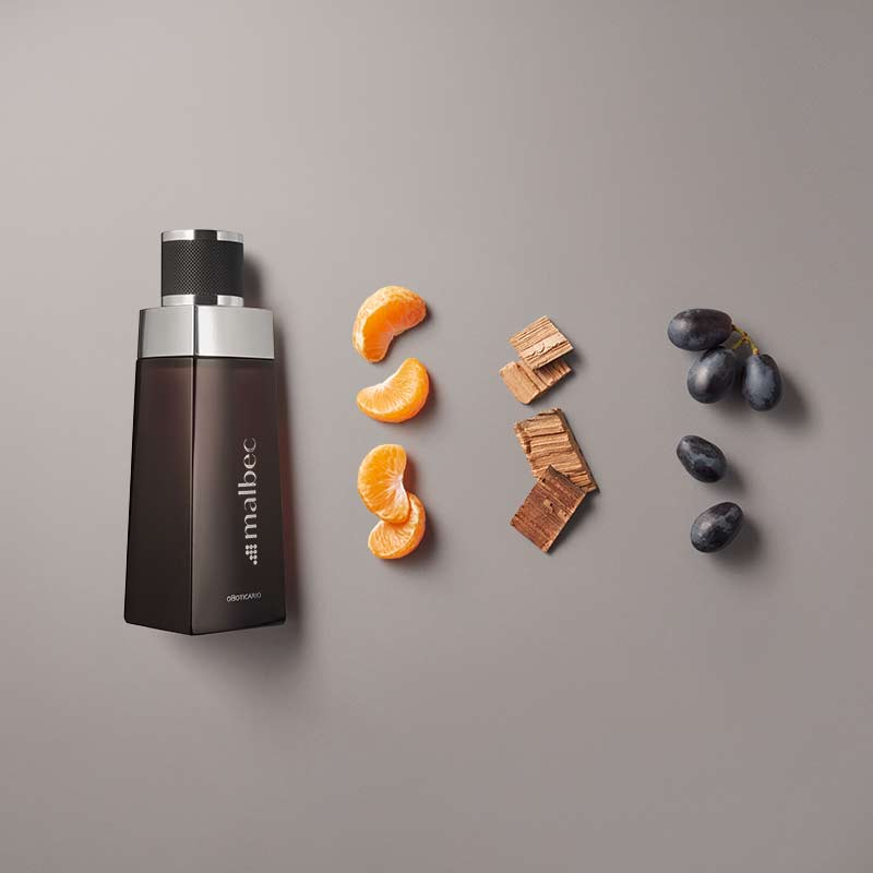 Patchouli, pimenta e bergamota, musgo com álcool vínico envelhecido em barris carvalho.